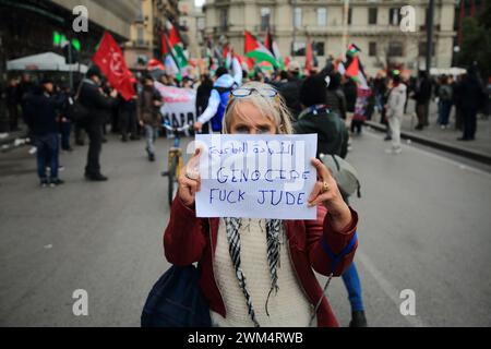 23 février 2024, Naples, Campanie/Napoli, Italie : manifestation organisée par Rete Napoli per la Palestina, Centro Culturale Handala Ali, réseau étudiant pour la Palestine, pour appeler à un arrêt du génocide du peuple palestinien par Israël après les attaques du Hamas du 7 octobre 2023, en territoire israélien. Cela fait plus de 4 mois depuis le début de l’offensive qu’Israël opère en Palestine et.a ce jour, plus de 30 000 Palestiniens ont été tués, Israël n’a épargné rien ni personne : femmes, enfants, travailleurs de la santé, journalistes. (Crédit image : © Pasquale Senatore/Pacific Banque D'Images