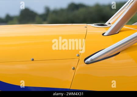 Côté d'un avion léger. jaune. Gros plan, rivets, texture, surface Banque D'Images