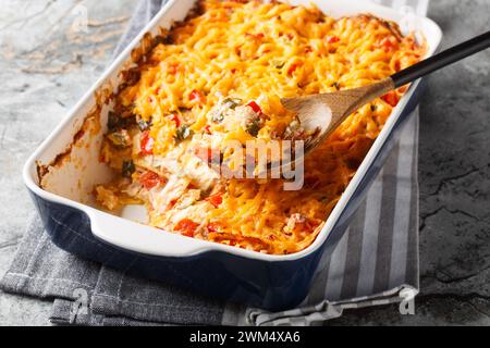 Casserole de poulet King Ranch, plat tex-mex de morceaux de tortilla en couches et poulet dans une sauce épicée et au fromage gros plan dans un plat allant au four sur une table en marbre Banque D'Images