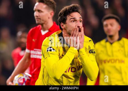 EINDHOVEN, PAYS-BAS - 20 FÉVRIER : Mats Hummels (Borussia Dortmund) regarde pendant le match de l'UEFA Champions League 2023/24 entre le PSV Eindhoven et Bo Banque D'Images