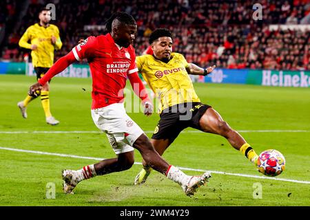 EINDHOVEN, PAYS-BAS - 20 FÉVRIER : Johan Bakayoko (PSV) et Ian Maatsen (Borussia Dortmund) s'affrontent pour le ballon lors de la Ligue des champions 20 de l'UEFA Banque D'Images