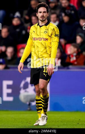 EINDHOVEN, PAYS-BAS - 20 FÉVRIER : Mats Hummels (Borussia Dortmund) regarde pendant le match de l'UEFA Champions League 2023/24 entre le PSV Eindhoven et Bo Banque D'Images