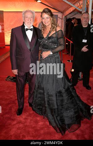 Dieter Hallervorden mit Ehefrau Christiane Zander beim 16. SemperOpernball 2024 in der Semper Oper. Dresde, 23.02.2024 *** Dieter Hallervorden avec son épouse Christiane Zander au 16 SemperOperaball 2024 au Semper Opera Dresde, 23 02 2024 Foto:XF.xKernx/xFuturexImagex semperopernball 4210 Banque D'Images