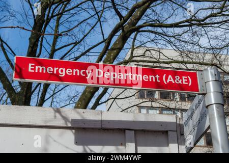 Londres, Angleterre, Royaume-Uni. 24 février 2024. Panneau devant un hôpital de Londres, Grande-Bretagne, le 23 février 2024. Les médecins en formation en Angleterre ont entamé la 10ème phase de grèves, plaidant pour une amélioration des salaires et des conditions de travail. La grève prévue de cinq jours, qui a débuté à 7 heures du matin le 24 février, se poursuivra jusqu’au 28 février, soulignant les défis continus pour les travailleurs de la santé. (Crédit image : © Thomas Krych/ZUMA Press Wire) USAGE ÉDITORIAL SEULEMENT! Non destiné à UN USAGE commercial ! Banque D'Images