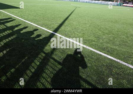 Ombres des spectateurs sur le nouveau terrain 4g, Oaklands Park, Chichester City FC Banque D'Images