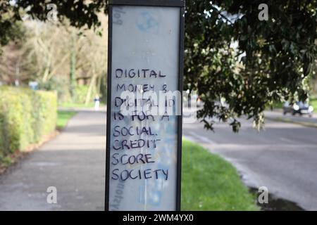 Graffiti sur un arrêt de bus 'L'argent numérique et l'identité numérique sont pour une société de pointage de crédit social' Banque D'Images