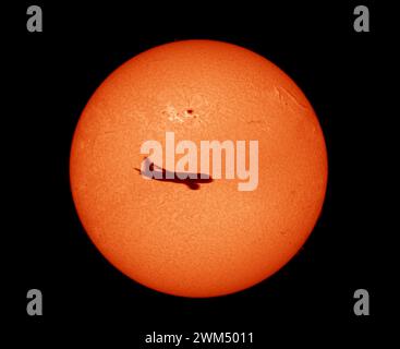 Londres, Royaume-Uni. 24 février 2024. Un avion passant au-dessus de Londres avec une tache solaire géante AR3590, une source d'éruptions solaires terrestres de classe X, la plus forte vue depuis 2017. Il a été rapporté qu'AT&T aux États-Unis a subi une panne de téléphone portable pendant 12 heures le jeudi 22 février, probablement à la suite de fusées de classe X provenant de cette tache solaire, mais non confirmées par la société. (source : spaceweather.com). Crédit : Malcolm Park/Alamy Live News Banque D'Images