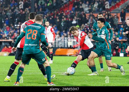 ROTTERDAM, PAYS-BAS - 18 FÉVRIER : Ayase Ueda (Feyenoord Rotterdam) et Shawn Adewoye (RKC Waalwijk) lors du match Eredivisie du SC Feyenoord an Banque D'Images