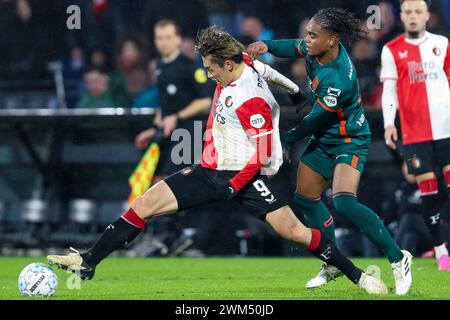 ROTTERDAM, PAYS-BAS - 18 FÉVRIER : Ayase Ueda (Feyenoord Rotterdam) et Godfried Roemeratoe (RKC Waalwijk) lors du match Eredivisie du SC Feyeno Banque D'Images