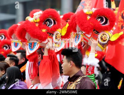 QINGDAO, CHINE - 24 FÉVRIER 2024 - des danseurs de lion posent pour une photo au carnaval maritime de la Nouvelle zone de la côte ouest de Qingdao à Qingdao, dans la province du Shandong, Banque D'Images