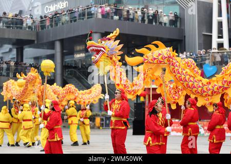 QINGDAO, CHINE - 24 FÉVRIER 2024 - les gens exécutent une danse dragon au Carnaval de la Nouvelle zone de la côte ouest de Qingdao à Qingdao, province du Shandong, C. Banque D'Images