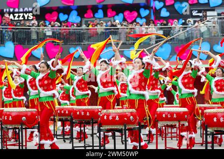 QINGDAO, CHINE - 24 FÉVRIER 2024 - les gens exécutent des gongs et des tambours au Carnaval de la Nouvelle zone de la côte ouest de Qingdao à Qingdao, province du Shandong, Banque D'Images