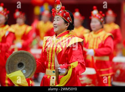 QINGDAO, CHINE - 24 FÉVRIER 2024 - les gens exécutent des gongs et des tambours au Carnaval de la Nouvelle zone de la côte ouest de Qingdao à Qingdao, province du Shandong, Banque D'Images