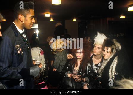 Neal Whitmore aka Neil X avec deux fans adolescents du groupe de New Wave Punk Sigue Sigue Sputnik dans le bar après leur concert Love missile F1-11 à Tiffanyís dans Newbridge Street. Newcastle upon Tyne, Angleterre le 12 mars 1986. Banque D'Images