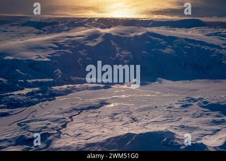 Vue aérienne du paysage hivernal le long de la côte sud de l'Islande Banque D'Images