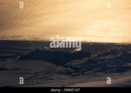 Vue aérienne du paysage hivernal le long de la côte sud de l'Islande Banque D'Images