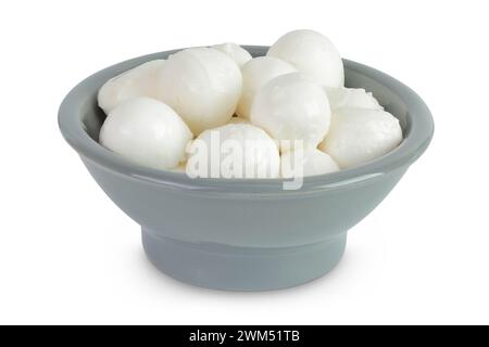 Mini boules de mozzarella dans un bol en céramique grise isolé sur fond blanc avec pleine profondeur de champ. Banque D'Images