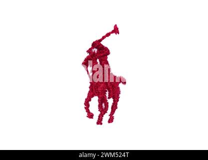 21 février 2024 Polo par Ralph Lauren gros plan de cheval rouge avec emblème emblématique jockey logo emblématique motif cousu. Marque de luxe de vêtements fins isolés sur Banque D'Images