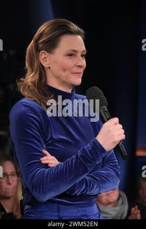 Anja Reschke moderiert die NDR Talk Show, Fototermin am 23.2.2024 im Fernsehstudio Hamburg Lokstedt *** Anja Reschke anime le NDR Talk Show, séance photo le 23 2 2024 dans le studio de télévision Hamburg Lokstedt Banque D'Images