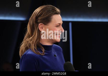 Anja Reschke moderiert die NDR Talk Show, Fototermin am 23.2.2024 im Fernsehstudio Hamburg Lokstedt *** Anja Reschke anime le NDR Talk Show, séance photo le 23 2 2024 dans le studio de télévision Hamburg Lokstedt Banque D'Images