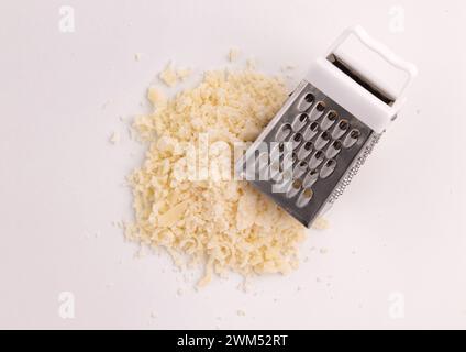 fromage parmesan râpé isolé sur fond blanc avec chemin de découpage, vue de dessus Banque D'Images