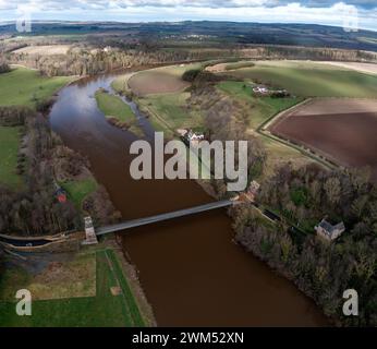 Le pont de la chaîne de l'Union qui a récemment subi une restauration de 10 millions de livres sterling, reliant l'Angleterre et l'Écosse à travers la rivière Tweed qui est en vague Banque D'Images