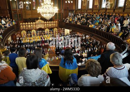 Les gens assistent à un service œcuménique de prière interreligieuse à la Cathédrale catholique ukrainienne de Londres, pour marquer les deux ans de l’invasion russe de l’Ukraine. Date de la photo : samedi 24 février 2024. Banque D'Images