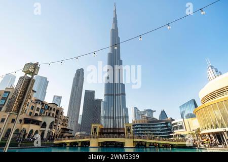 Dubaï, Émirats arabes Unis. 27 novembre 2022. Le plus haut bâtiment du monde, Burj Khalifa. pont et lac artificiel avec fontaines et Banque D'Images