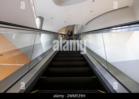 soulever des personnes sur un escalier roulant à l'intérieur. escalier roulant de métro Banque D'Images