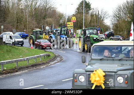 Les agriculteurs prennent part à une manifestation à conduite lente à bord de leurs tracteurs et véhicules agricoles depuis la station-service Penllergaer le long de la M4 à Swansea, au pays de Galles. Des centaines de véhicules ont pris part à la manifestation qui appelle le gouvernement gallois à repenser son plan de forcer les agriculteurs à planter 10% de leurs terres agricoles avec des arbres. Banque D'Images