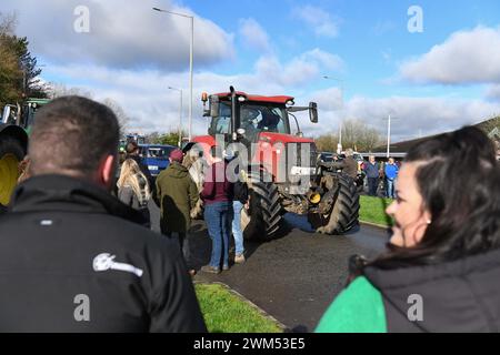 Les agriculteurs prennent part à une manifestation à conduite lente à bord de leurs tracteurs et véhicules agricoles depuis la station-service Penllergaer le long de la M4 à Swansea, au pays de Galles. Des centaines de véhicules ont pris part à la manifestation qui appelle le gouvernement gallois à repenser son plan de forcer les agriculteurs à planter 10% de leurs terres agricoles avec des arbres. Banque D'Images