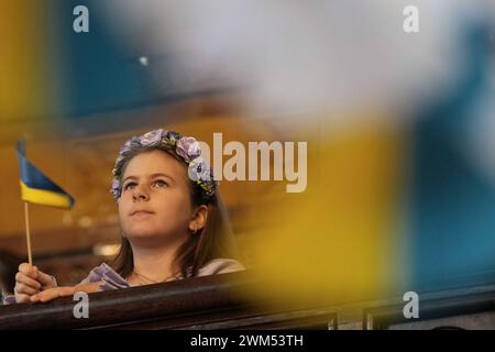 Les gens assistent à un service œcuménique de prière interreligieuse à la Cathédrale catholique ukrainienne de Londres, pour marquer les deux ans de l’invasion russe de l’Ukraine. Date de la photo : samedi 24 février 2024. Banque D'Images