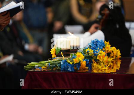 Un service de prière œcuménique interreligieux à la Cathédrale catholique ukrainienne de Londres, pour marquer les deux ans de l’invasion russe de l’Ukraine. Date de la photo : samedi 24 février 2024. Banque D'Images