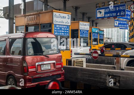 Bangkok, Thaïlande. 22 février 2024. Une camionnette est vue au péage de l'autoroute, à Bangkok. Les touristes explorant la Thaïlande ont une gamme d'options de transport à leur disposition, des bus et des trains aux métros, fourgonnettes, ferries et emblématiques Song Taews (petits pick-up avec deux rangées de bancs). Voyager à travers le pays est pratique et accessible pour les courtes et longues distances. Crédit : SOPA images Limited/Alamy Live News Banque D'Images