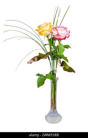 Gros plan d'un arrangement de fleur isolé avec une rose dans un vase en verre Banque D'Images