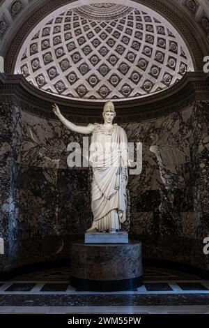 Pallas de Velletri, statue classique en marbre d'Athéna, portant un casque dans les collections du Musée du Louvre à Paris, France Banque D'Images