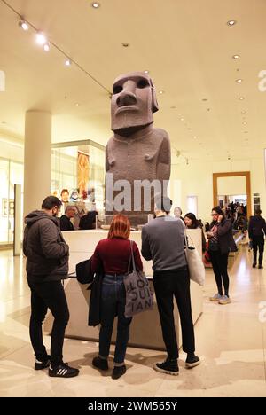 Moai, connu sous le nom de Hoa Hakananai'a, figure ancêtre basalte, faite en 1000-1200, prise du territoire chilien de l'île de Pâques ou Rapa Nui en 1868 par l'équipage d'un navire britannique comme cadeau pour la reine Victoria. Elle l'a offert au British Museum de Londres où il est maintenant. Récemment, une campagne sur les réseaux sociaux a été lancée par l’influenceur chilien Mike Milfort, également soutenu par le président chilien Gabriel Boric, pour réclamer le retour de la statue. Banque D'Images