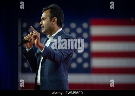 National Harbor, Maryland, États-Unis. 23 février 2024. Vivek Ramaswamy à la Conférence d'action politique conservatrice (CPAC) 2024 à National Harbor, Maryland, États-Unis, le vendredi 23 février, 2024. Ramaswamy s'était initialement lancé dans la course à l'élection présidentielle de 2024, mais il a depuis suspendu sa campagne électorale et soutenu l'ancien Président des États-Unis Donald J Trump à la présidence. Crédit : Annabelle Gordon /CNP /MediaPunch crédit : MediaPunch Inc/Alamy Live News Banque D'Images