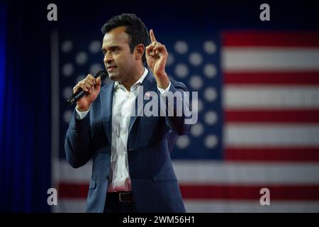 National Harbor, Maryland, États-Unis. 23 février 2024. Vivek Ramaswamy à la Conférence d'action politique conservatrice (CPAC) 2024 à National Harbor, Maryland, États-Unis, le vendredi 23 février, 2024. Ramaswamy s'était initialement lancé dans la course à l'élection présidentielle de 2024, mais il a depuis suspendu sa campagne électorale et soutenu l'ancien Président des États-Unis Donald J Trump à la présidence. Crédit : Annabelle Gordon /CNP /MediaPunch crédit : MediaPunch Inc/Alamy Live News Banque D'Images