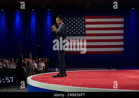 National Harbor, Maryland, États-Unis. 23 février 2024. Vivek Ramaswamy à la Conférence d'action politique conservatrice (CPAC) 2024 à National Harbor, Maryland, États-Unis, le vendredi 23 février, 2024. Ramaswamy s'était initialement lancé dans la course à l'élection présidentielle de 2024, mais il a depuis suspendu sa campagne électorale et soutenu l'ancien Président des États-Unis Donald J Trump à la présidence. Crédit : Annabelle Gordon /CNP /MediaPunch crédit : MediaPunch Inc/Alamy Live News Banque D'Images