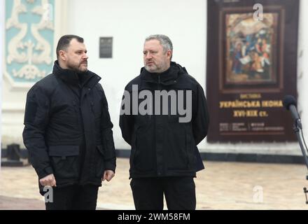 KIEV, UKRAINE - 24 FÉVRIER 2024 - le ministre de l'intérieur de l'Ukraine Ihor Klymenko (à gauche) et le procureur général de l'Ukraine Andriy Kostin sont vus lors de la cérémonie de transport de voitures de combat sur la ligne de front de la place Sofiiska, Kiev, capitale de l'Ukraine. Banque D'Images