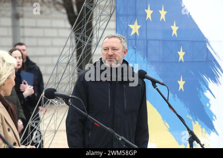 KIEV, UKRAINE - 24 FÉVRIER 2024 - le procureur général d'Ukraine Andriy Kostin est vu lors d'un briefing organisé dans le cadre de la cérémonie de transport de voitures de combat sur la ligne de front de la place Sofiiska, Kiev, capitale de l'Ukraine. Banque D'Images