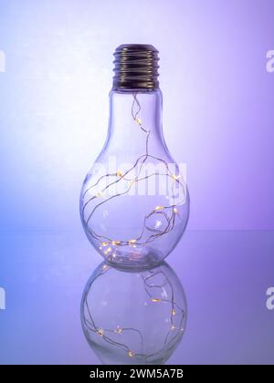 Un ensemble captivant d'articles de verrerie rayonnants, éclairés par un rétroéclairage doux et un filtre à hélium, dégageant un charme visuel séduisant et fascinant, Banque D'Images