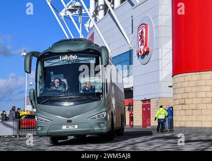 Le bus de l'équipe Plymouth Argyle arrive lors du match du Sky Bet Championship Middlesbrough vs Plymouth Argyle au Riverside Stadium, Middlesbrough, Royaume-Uni, 24 février 2024 (photo par Stan Kasala/News images) Banque D'Images