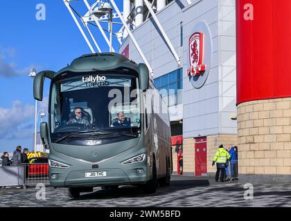 Le bus de l'équipe Plymouth Argyle arrive lors du match du Sky Bet Championship Middlesbrough vs Plymouth Argyle au Riverside Stadium, Middlesbrough, Royaume-Uni, 24 février 2024 (photo par Stan Kasala/News images), le 24/02/2024. (Photo de Stan Kasala/News images/SIPA USA) crédit : SIPA USA/Alamy Live News Banque D'Images