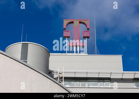 Bonn, Deutschland. 23 février 2024. Logo Deutsche Telekom AG sur le toit du siège du Groupe à Bonn, le 23 février 2024. Crédit : Juergen Schwarz/Alamy Live News Banque D'Images