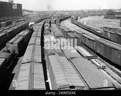 Années 1940 Vintage - cour de chemin de fer pleine de trains de marchandises. Milwaukee, Wisconsin - Vachon, John, 1914-1975, photographe, juin 1941 Banque D'Images