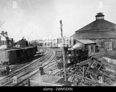 Une locomotive s'éloignant de la carrefour à la gare de triage Orange & Alexandria à Alexandria, Virginie, années 1860 - Andrew Russell photo Banque D'Images