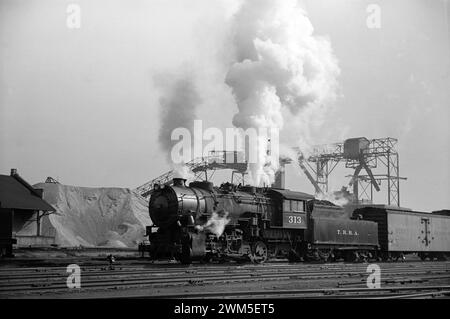 Locomotive in action - gares de chemin de fer le long de la rivière, équipée Louis, Missouri, Arthur Rothstein photo 1939 Banque D'Images