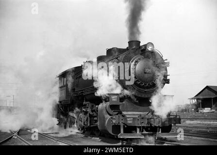 Locomotive dans les gares de triage le long de la rivière, équipée Louis, Missouri - Arthur Rothstein, 1939 Banque D'Images